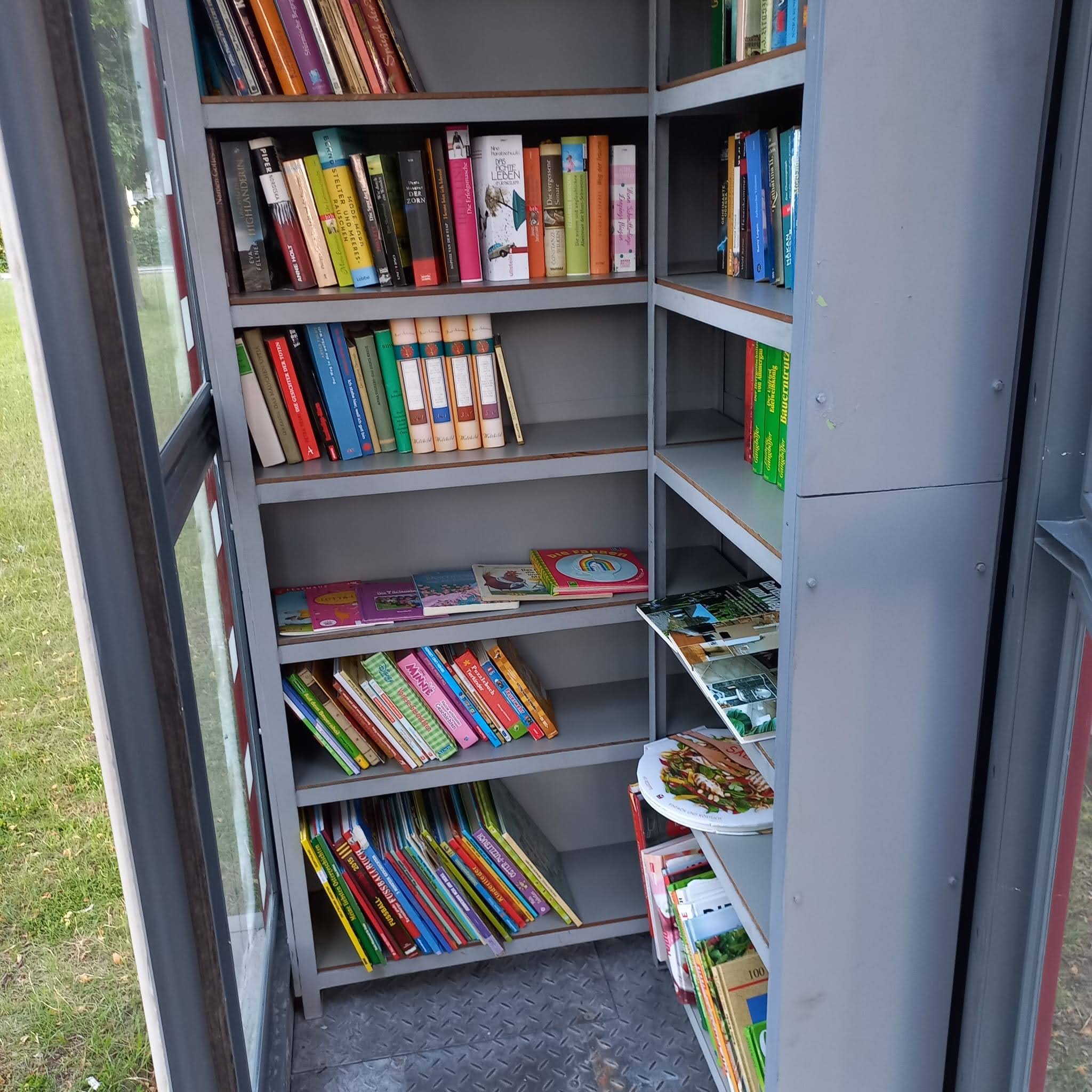 Die Bücherzelle lädt alle ein.